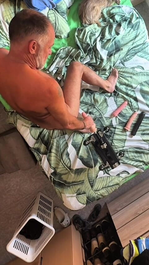 Daddybearvlc: Mesin seks progresif dientot habis-habisan sama kontol raksasa pria kulit...