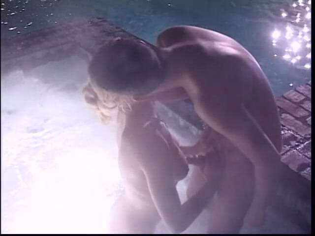 Babe Stars: La bionda tatuata con belle tette ama cavalcare il cazzo...