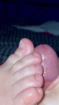 Sehr schöner foot und footjob