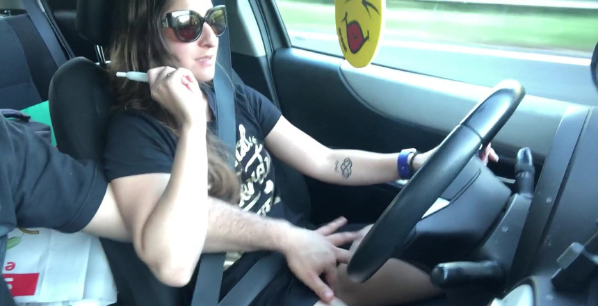 Amirah Adara: Mobil di jalan raya