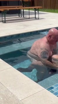 Scopata in piscina