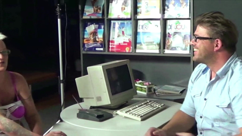 Filles Francaises: Офисные шлюшки из Франции должны сосать член в тройничке