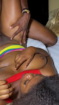 La vicina con dolci tette carine ed un grosso cazzo