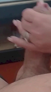 POV de MILF masturbação com gozo nas mãos