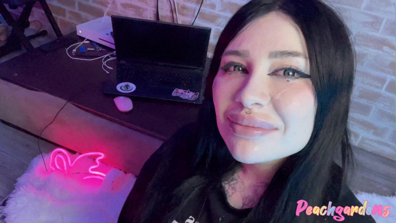 Peachgardens: Mycket slobbery deepthroat från min 19 år gamla tjej