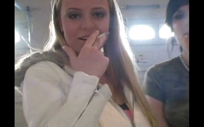 Femdom Austria: Sletterige tieners roken een sigaret in close-up video