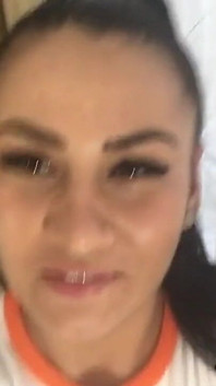 巨乳女郎海伦明星自拍和弹跳的胸部