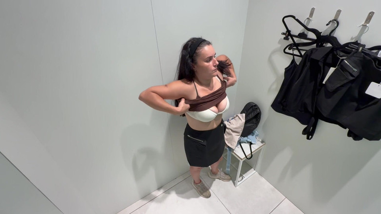 Axel Dan: Mujer Madura Probándose Ropa