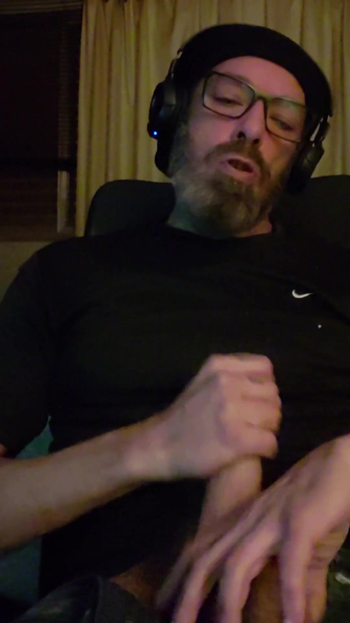 BBIG: Brnha hút thuốc và xuất tinh trên áo!