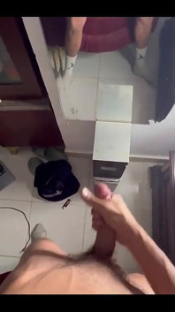 Árabe hung twink masturba seu pau gordo depois do treino