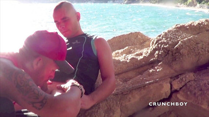 EXHIB BOYS: Deux badboys baisent sur une plage publique avec des baskets