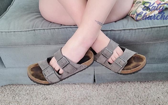 Katy Churchill: Škádlení s Dangling Birkenstocks