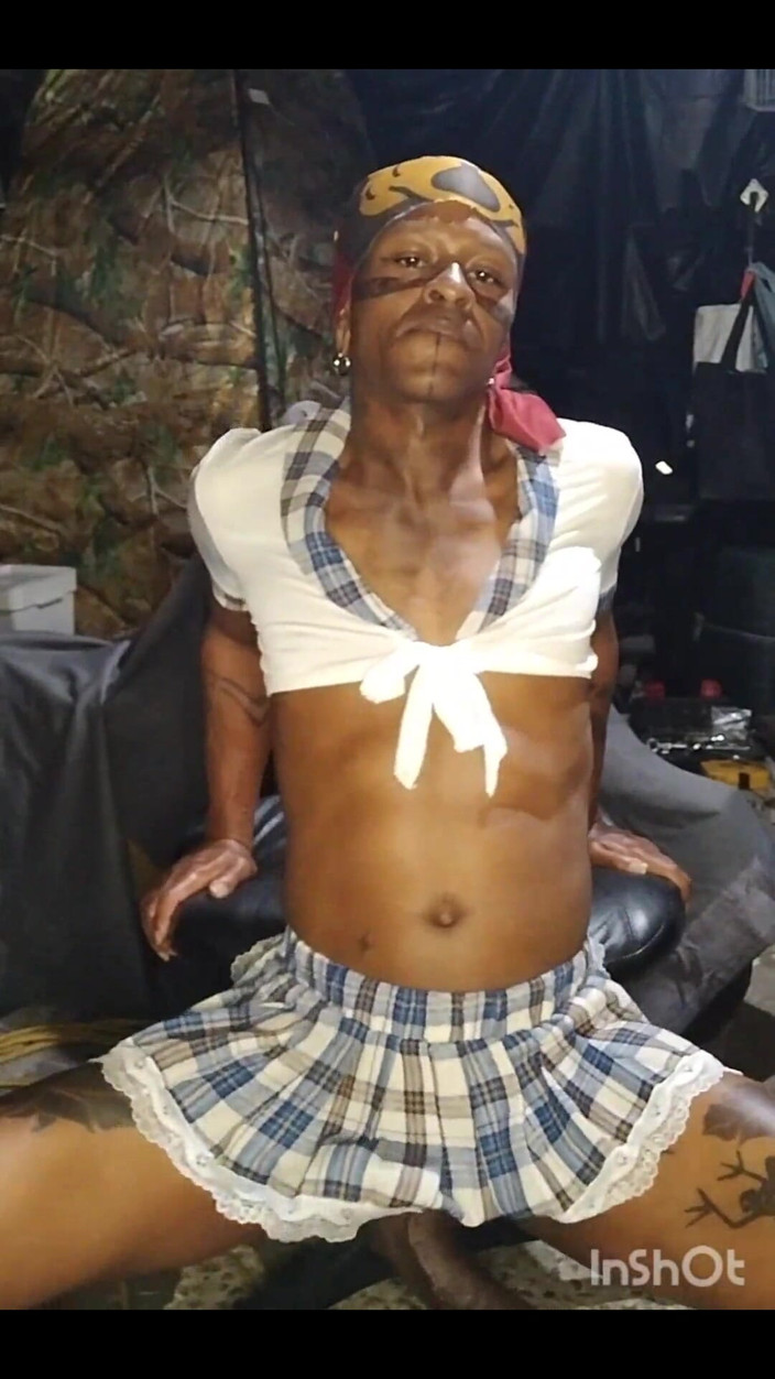 Batbunz: Femboy in einem Minirock plus 5 back-to-back-cumshots