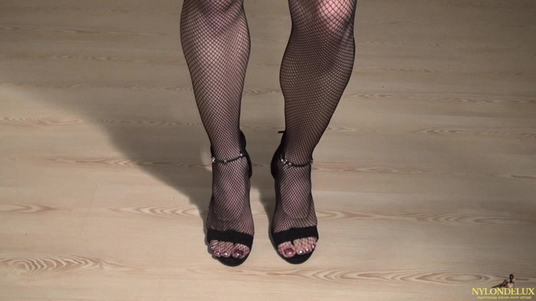Nylondelux: Ciorapii mei sexy cu plasă, tocuri și picioare
