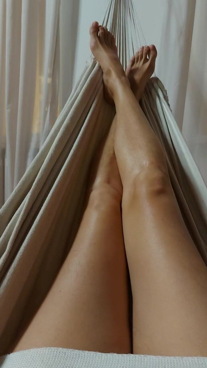 GinnaGg: Guarda Le Mie Gambe)