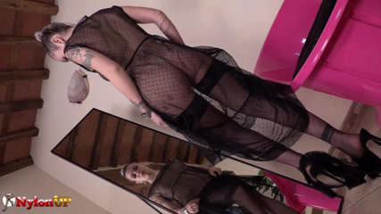 FootFetish Girls With Sex Toys and Nylons: Elise la jolie tatouée utilise un gode pour se masturber