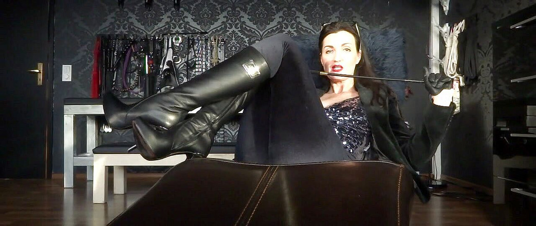 Lady Victoria Valente: मेरे चमड़े के जूते चाटो, मखमली गुलाम!