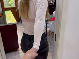 Milfetta: 我的继母让我洗干净并射精！