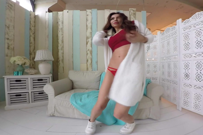 StasyQVR: 健美，丰满的黑发女郎脱衣服