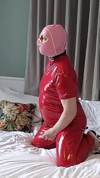 Puta lechera enmascarada caliente en catsuit de pvc rojo completo