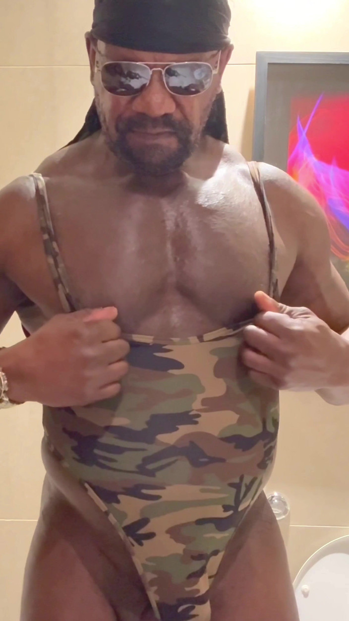 Black mature muscle Brody Richardson: Siyah Kaslı Baba Spor Salonu Duşu Sonrası Bekar Yarasa Dölünü...