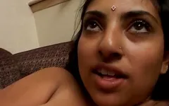 Casting Dikke kont Indische slet met grote natuurlijke tieten wordt hartstochtelijk geslagen
