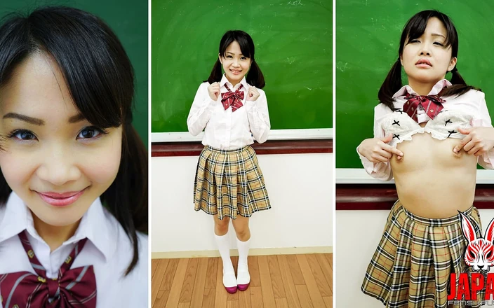 Japan Fetish Fusion: Momoka мастурбирует соски дилдо в классе
