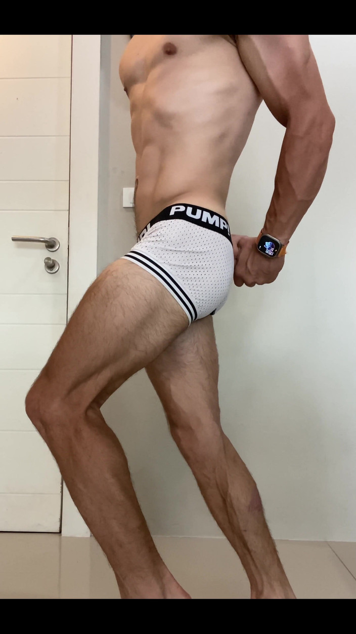 Max_Russell: Chico ruso grande muestra sus piernas musculares y cuerpo