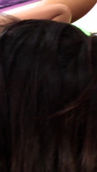 Un trio avec une vieille MILF excitée mène du sexe extrême