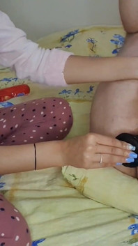 Styvsyster knullar min röv med en enorm 28 cm dildo medan hon ger mig en grov avrunkning
