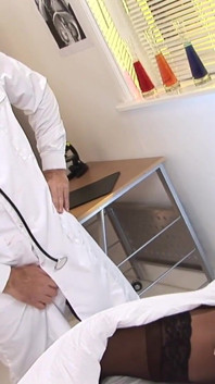 Jasmine Webb dá ao médico com tesão um bom boquete