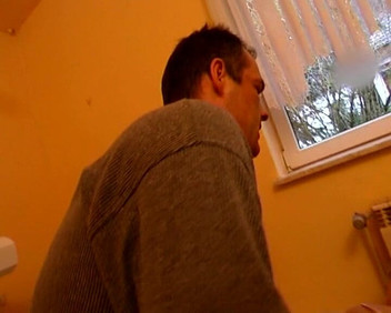 German Amateur Videos: このいたずらなドイツ人の女の子は彼女の足で射精しました