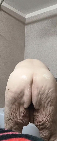 Prendere krazy nel lavandino del bagno sopra la vasca da bagno in flussi di rosa