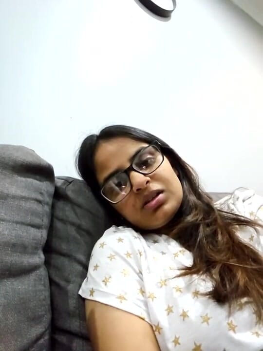 Treblsex: La ragazza indiana fa la doccia nuda parlando sentimenti