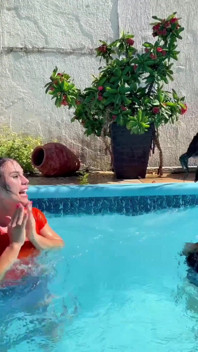 Kinky Mary Mă îndrăznește lângă piscină - tachinare lesbiană umedă și dopuri anale