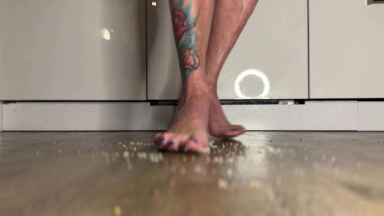 NaomiPerv: Naomiperv drcení a stomping jídlo s jejími podpatky a chodidly