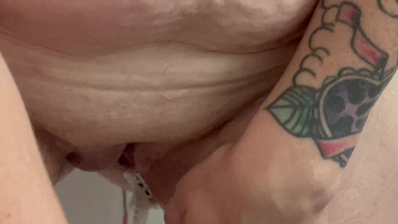 EeveeXo: Пухлая милфа бреет киску