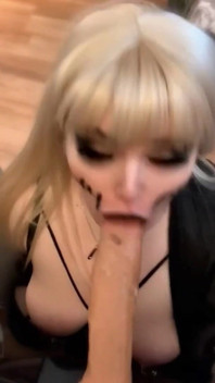 Une pute blonde suce la bite de son papa