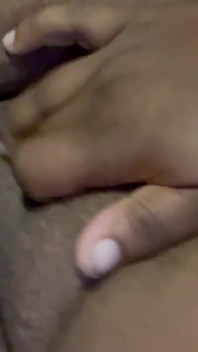 Un gros homme trans joue avec sa chatte et jouit
