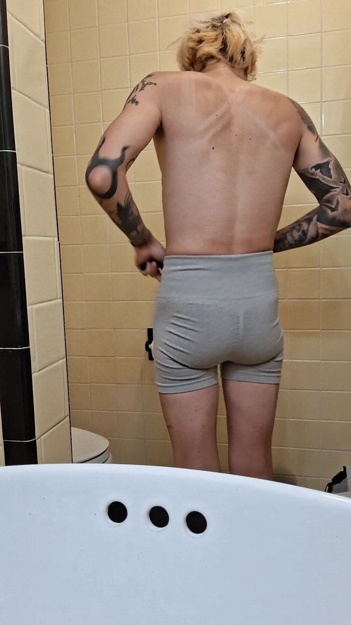 Vovxxx: Showering and Peeing