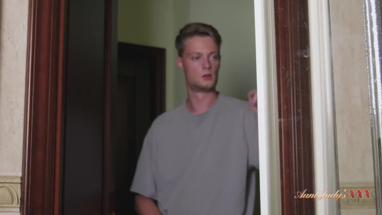 Aunt Judy's XXX: MătușaJudysXXX - mama vitregă matură Diana își fute fiul vitreg după un...
