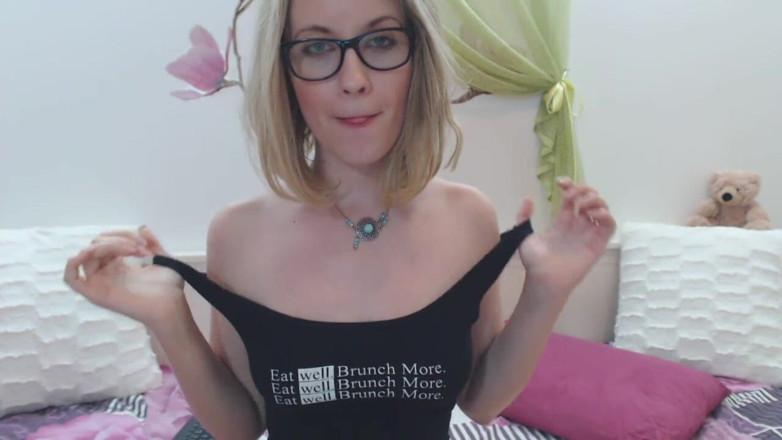 Erotic Tanya: Dej mi své příspěvky, paypig!