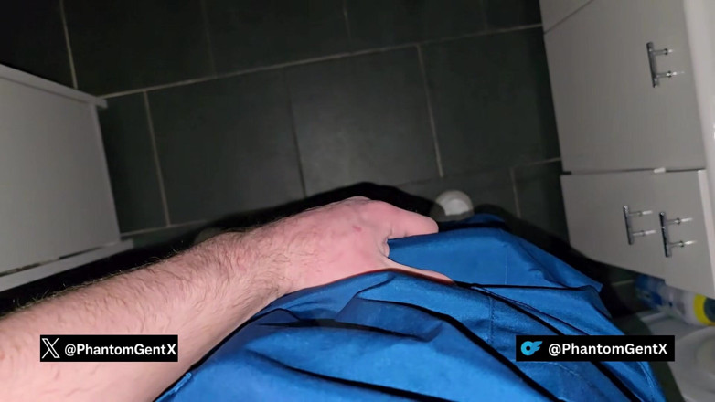 PhantomGentX: Un docteur allemand se faufile dans les toilettes et branle...