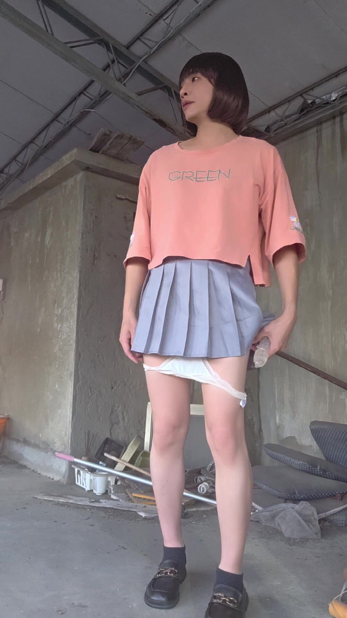 Taiwancdgirl: Una falda plisada emparejada con ropa interior blanca y un...