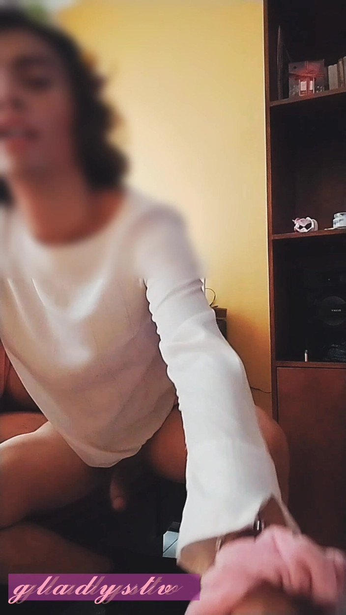 UpcomingCinnamon92: Gladys är en transvestitisk tjej som blir för upphetsad tills hon...