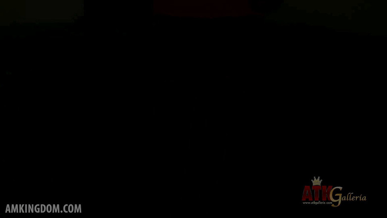 ATK Solo: Madison Heart é uma loira gostosa esfregando sua buceta