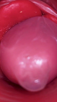 Dans Une Camgirl, Col De L’utérus, Caméra En POV Dans Le Vagin Avec Un Jouet À Grosse Bite