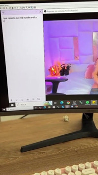 내 모니터는 나를 라이브로 보면서 자위를 하고 결국 내 큰 가슴으로 온다