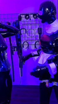 Proměnil se v latexovou Kigurumi Služku
