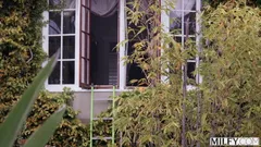 Milfy bomba milf Holly engaña a su esposo con un joven semental